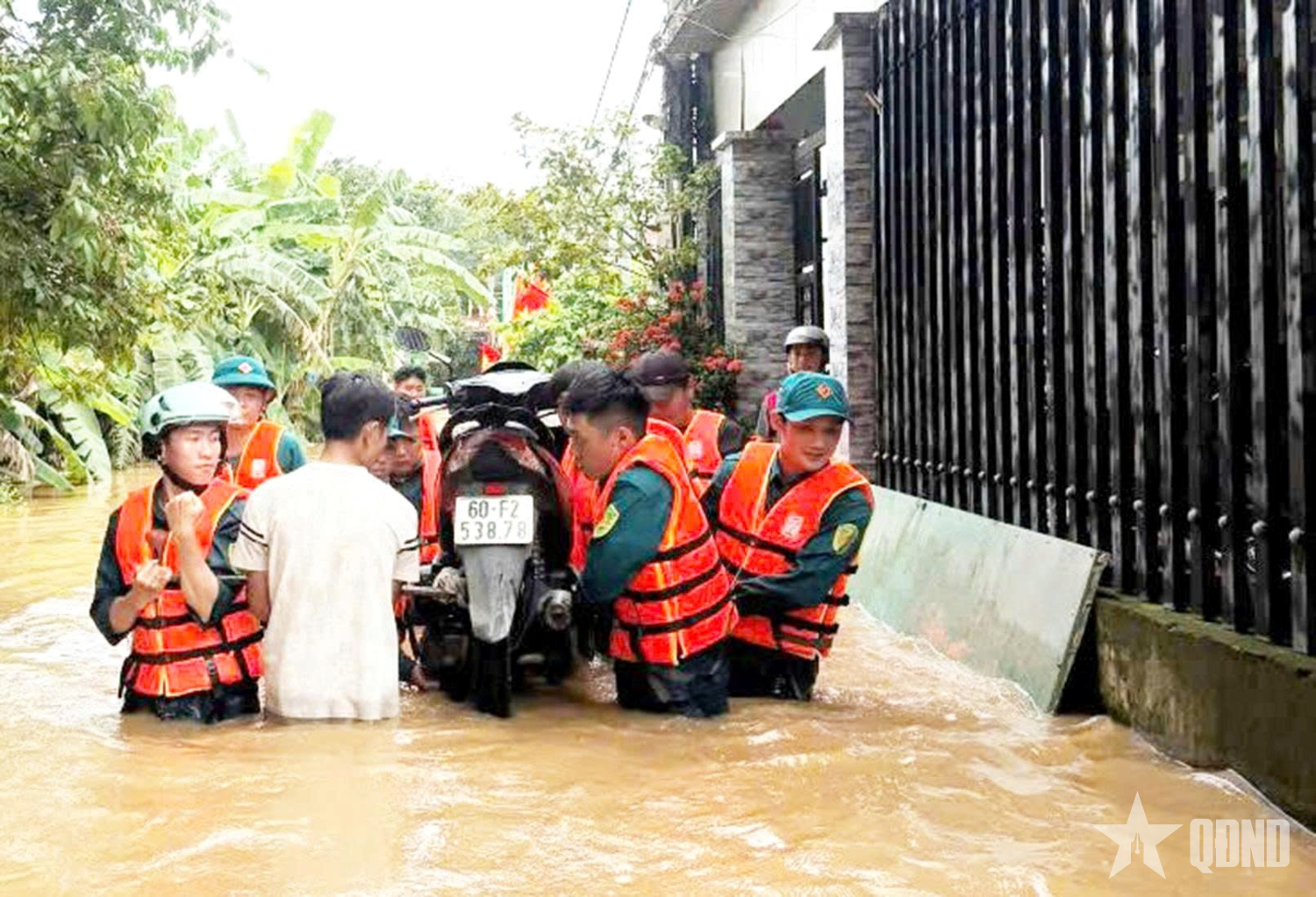 Ấm tình quân dân trong mưa lũ
